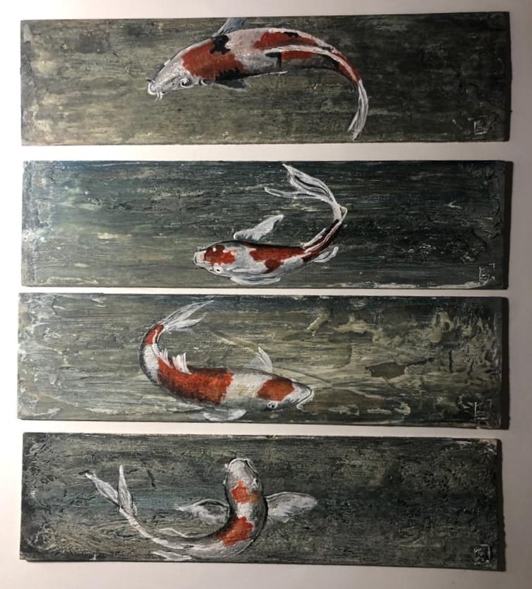 Obra pictórica de peces koi pintada sobre tablas de madera, arte decorativo en Algeciras.