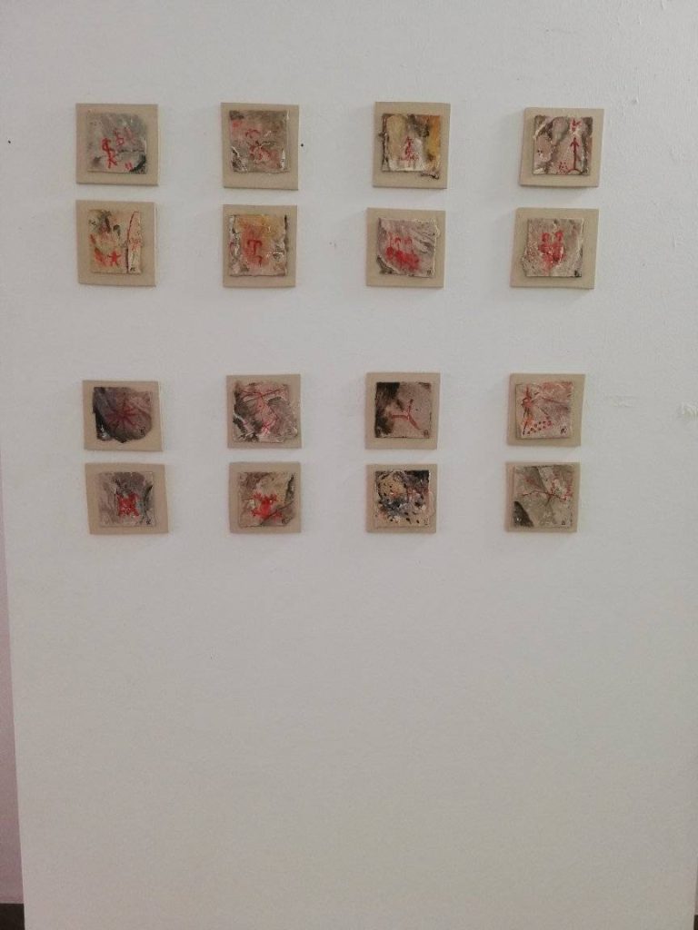 Colección de pequeños cuadros abstractos en tonos naturales, arte decorativo personalizado.