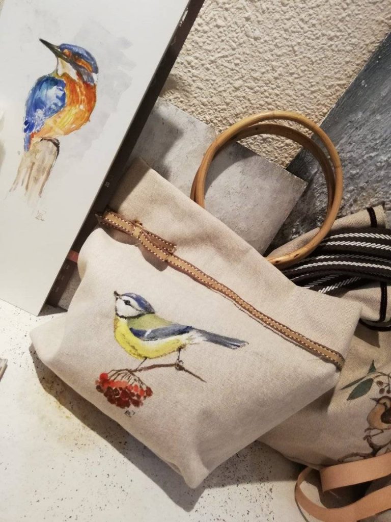 Bolso artesanal pintado a mano con ilustración de ave